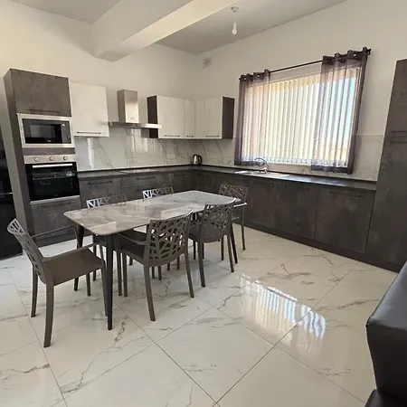 Family 2 Daire Zurrieq